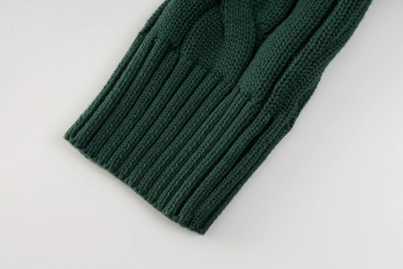 P220 #R91 RALPH LAUREN Ralph Lauren fourteen colors classic small label embroidery round neck pullover cable cardigan sweater men's top, high-density LOGO embroidery on the chest, original customization of tag accessories. Made of pure cotton yarn, pure cotton is skin-friendly and comfortable, small label war horse embroidered twist button round neck sweater 🐎 high quality, follow the blogger to learn how to wear it! Let’s buy a Ralph Lauren cable sweater. It’s a super hard-to-find series after it became popular. It’s hard to find one on the official website. It’s simple and practical to wear, with a lazy and loose feel. The thickened fabric has more texture, feels soft and delicate, and has a loose fit. Whether worn alone or layered, you can wear different styles of fashion with just one piece!   Size：XS S M L Sleeve length: 59/60/61/62/63